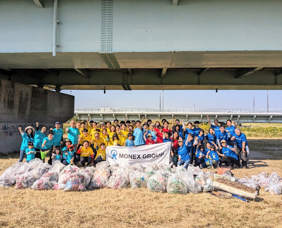Group photo of employees and their families who participated in the volunteer activities.