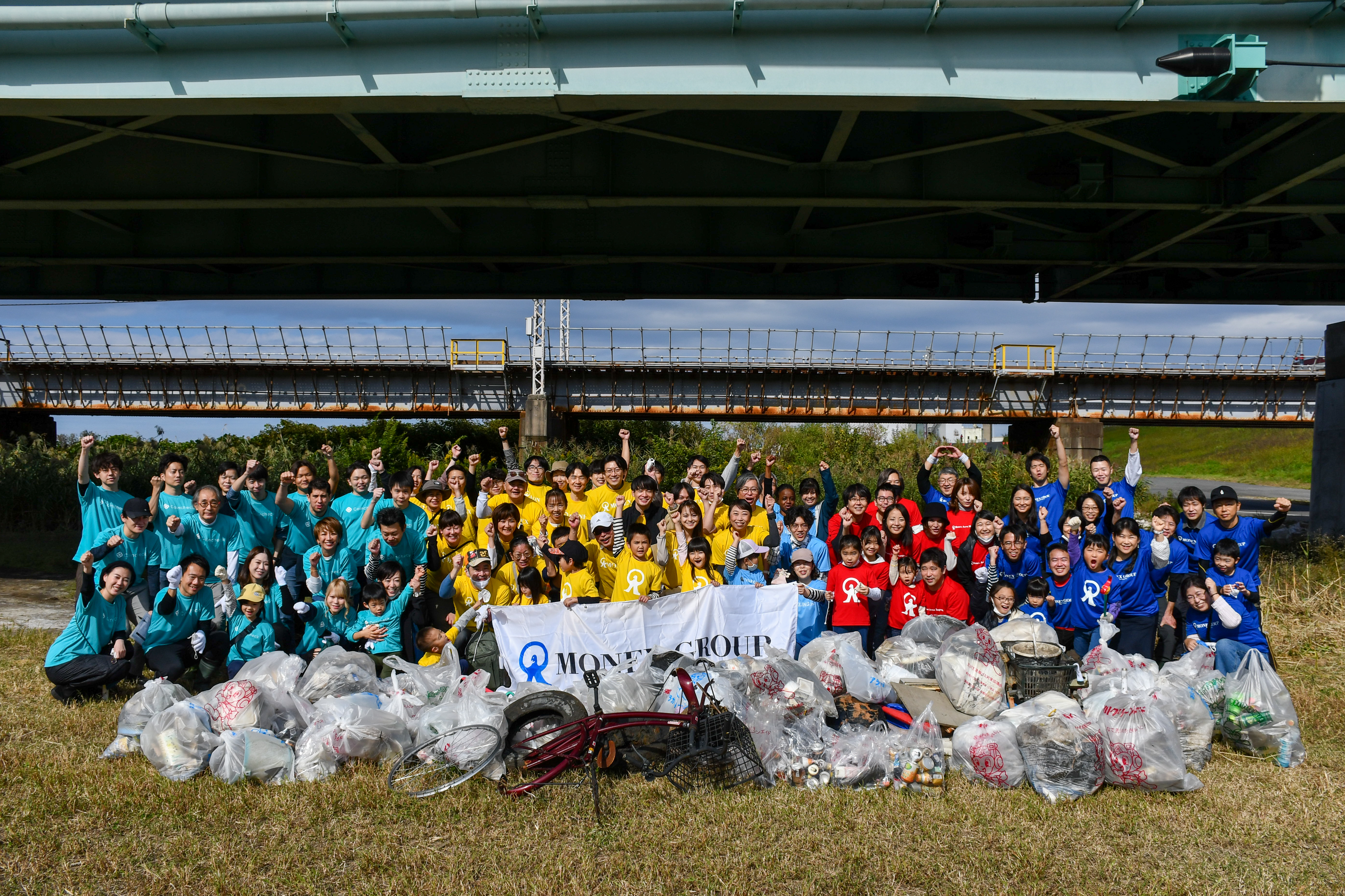 Group photo of employees and their families who participated in the volunteer activities.