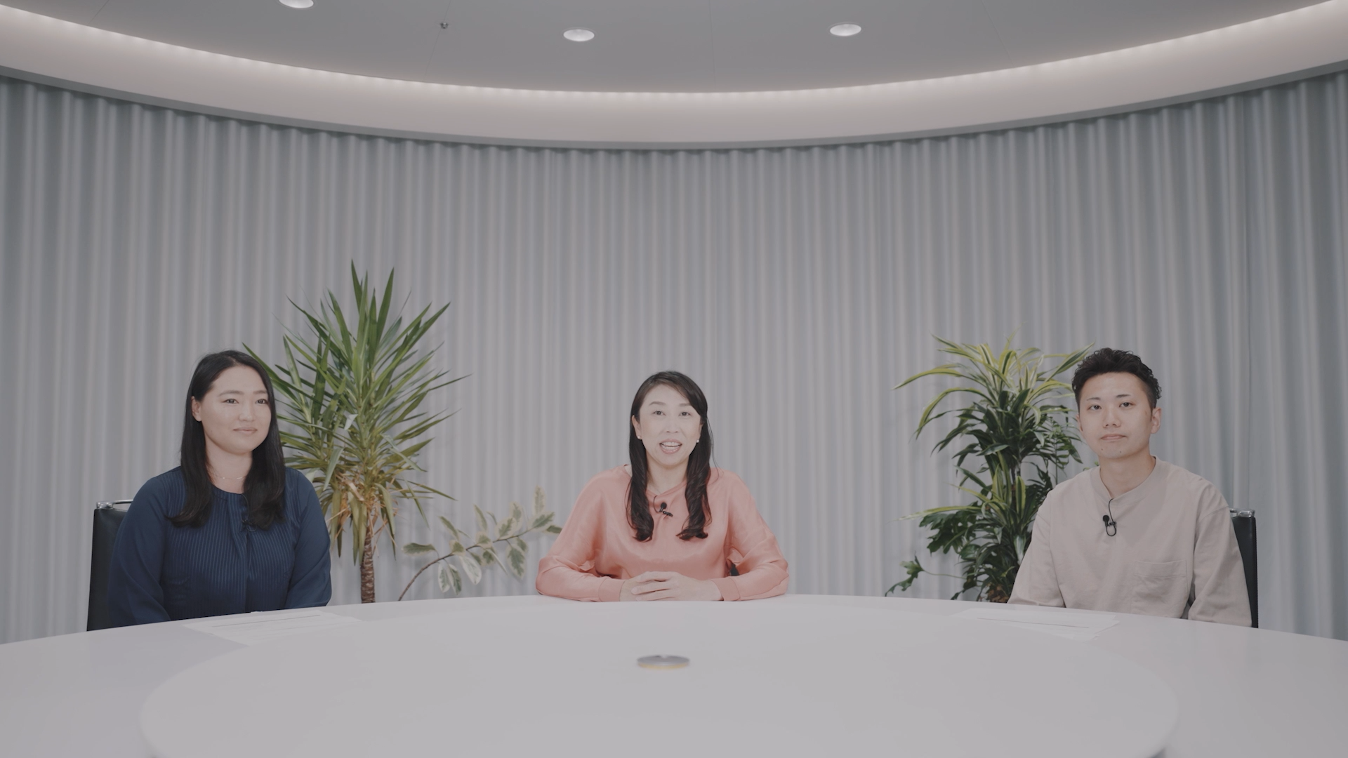 新しい行動指針と企業風土について、CEO清明が、社内表彰された社員2名と語る動画です。