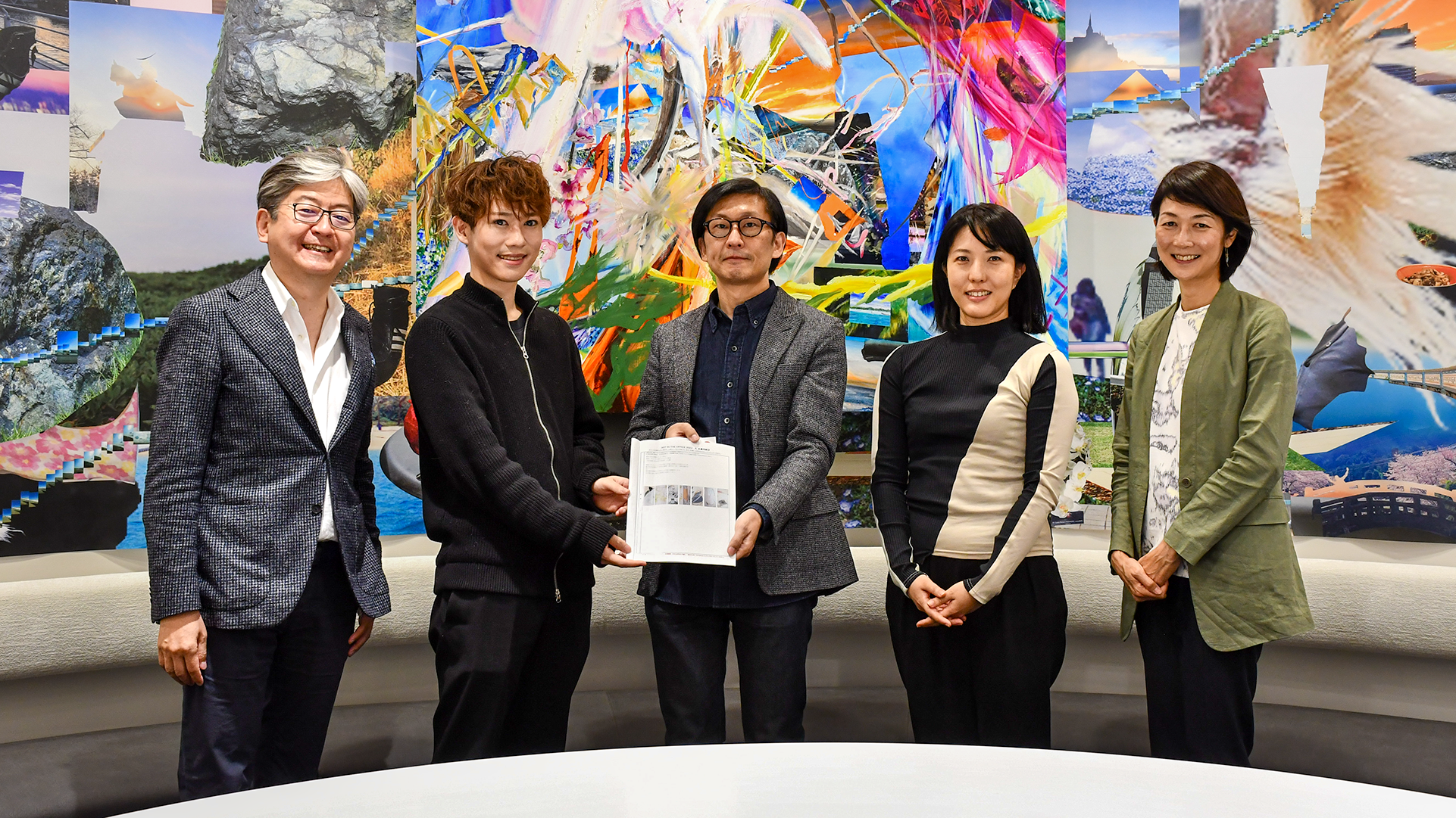 審査員一同（左より：松本、星氏、染谷氏、田中氏、塩見氏）と選出された作品案