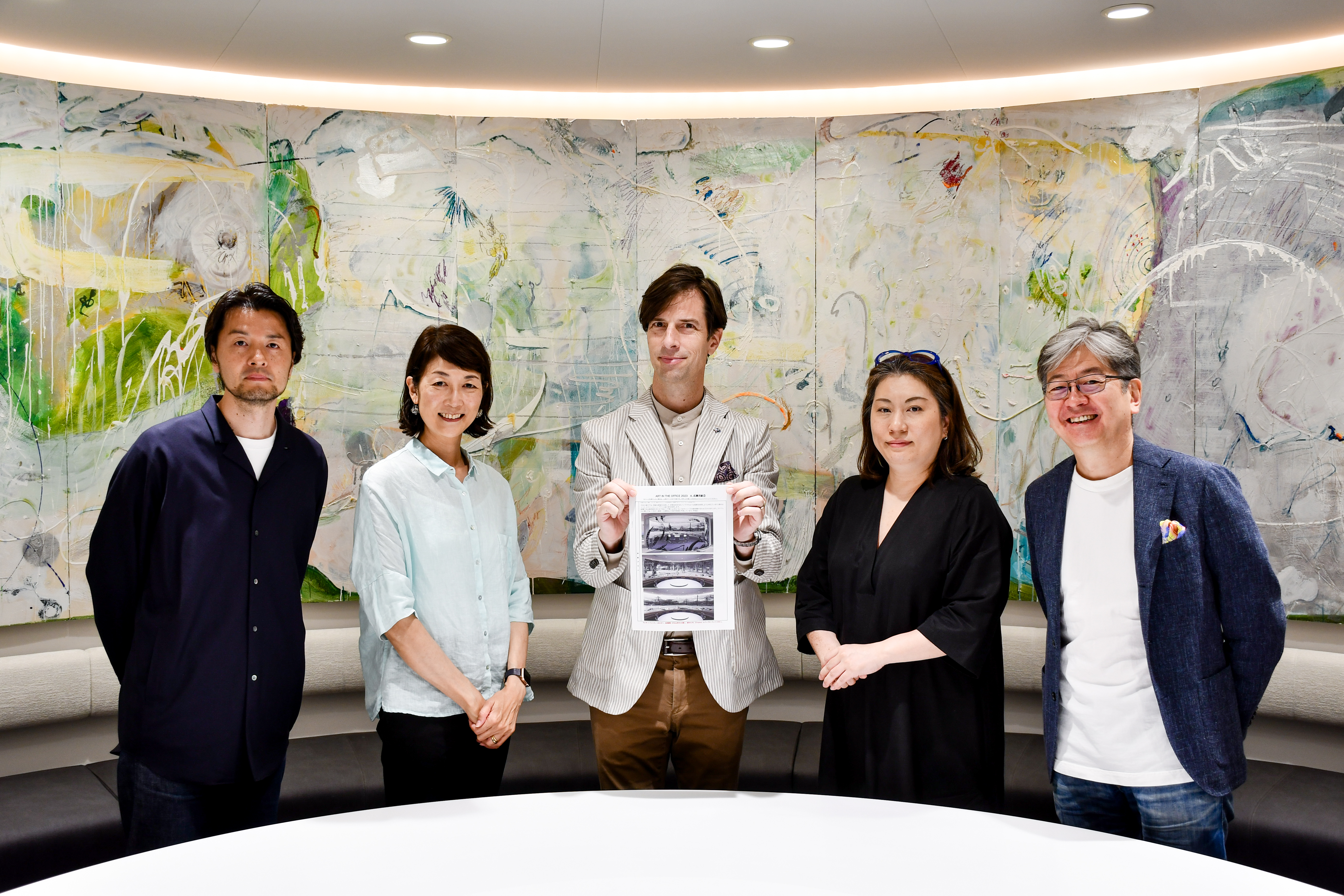 審査員一同（左より：菊竹氏、塩見氏、パックン氏、岡村氏、松本）と選出された作品案