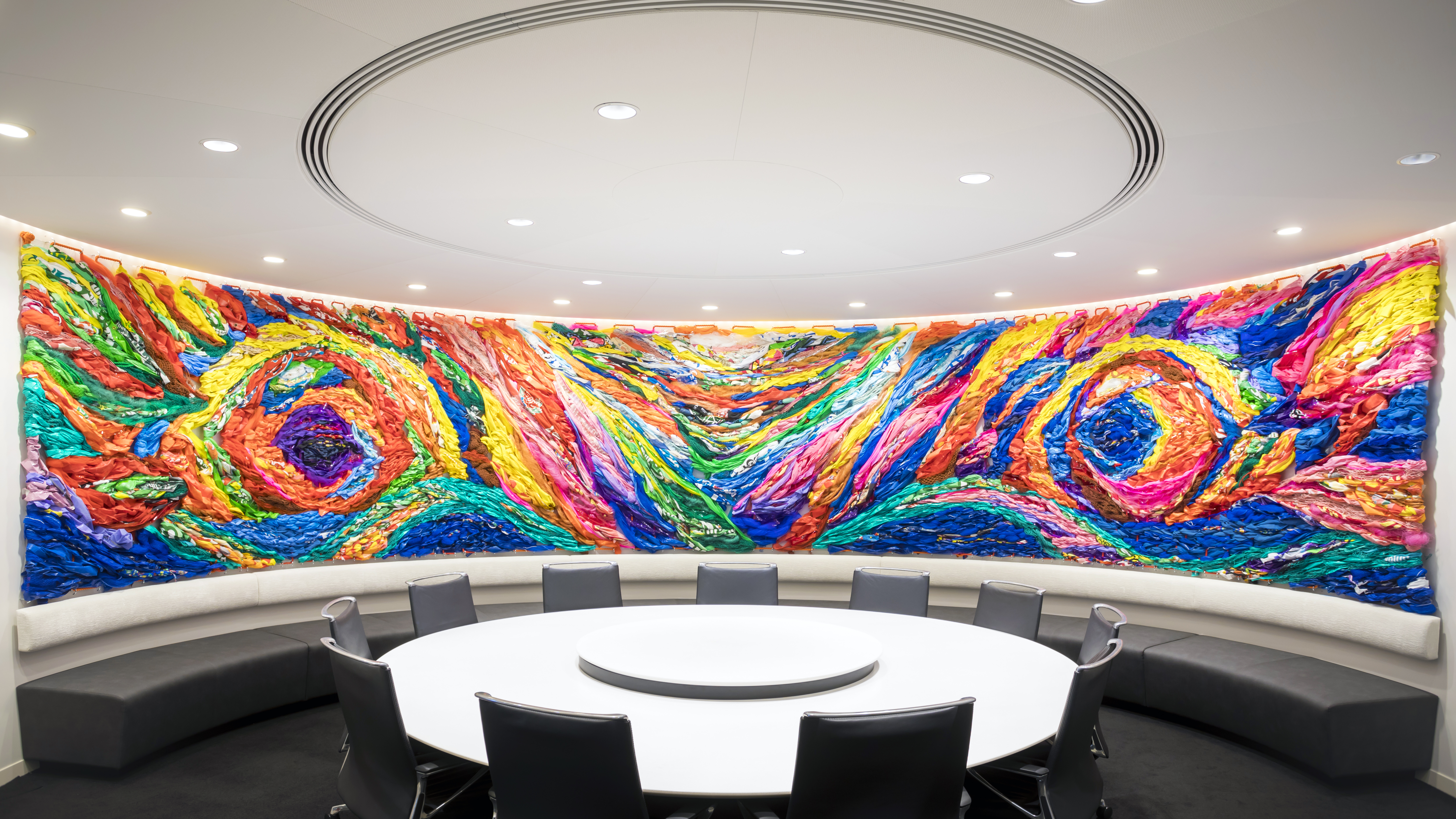 「ART IN THE OFFICE 2025」作品が展示されているプレスルーム(GALAXY)