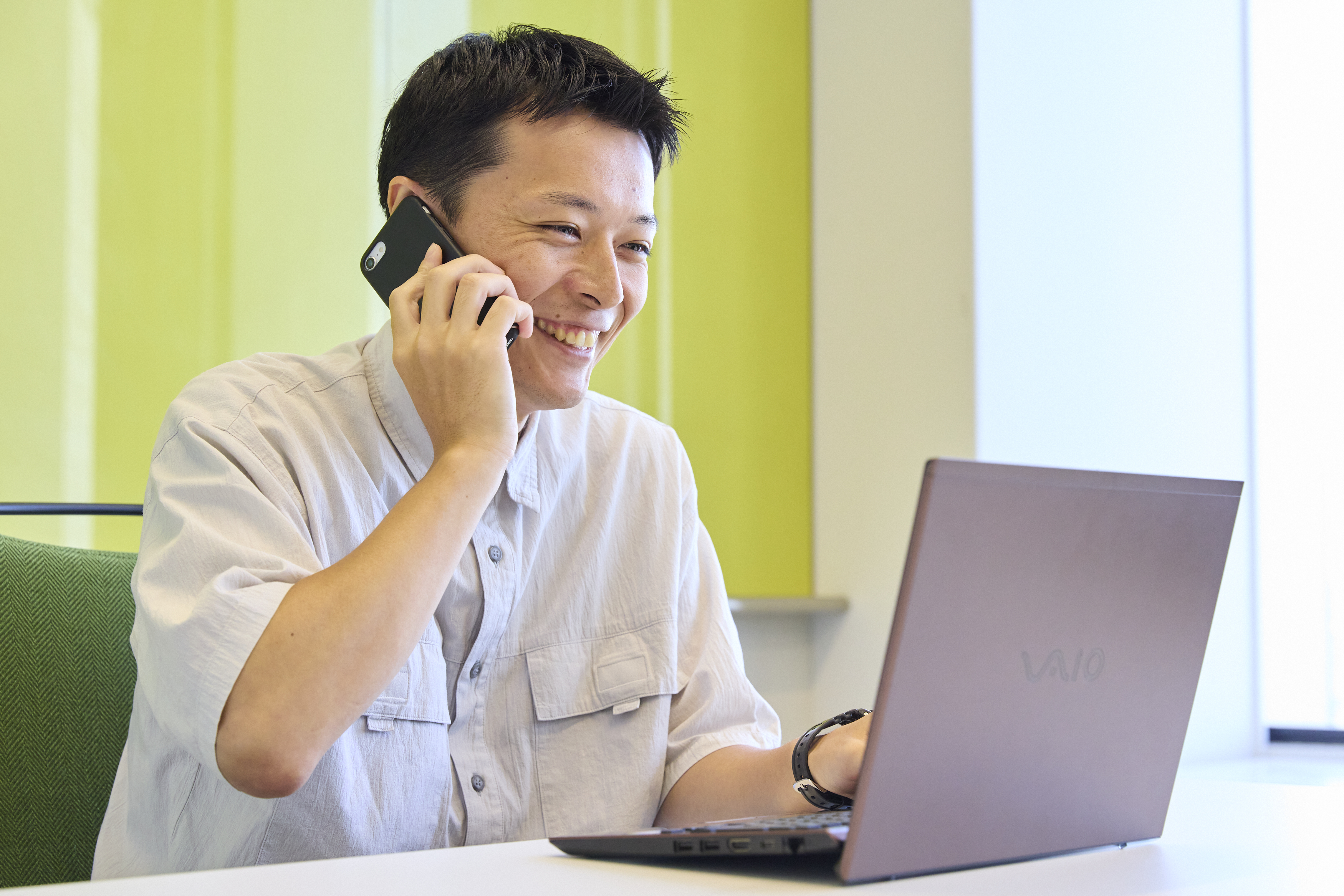 左：マネックス証券株式会社　コンタクトセンター　東京受電グループ　松隈 圭斗、
右：同　鹿島 美彩